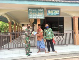 Satgas TMMD Kodim Sidoarjo serahkan bantuan Kitab Suci Al-Qur'an