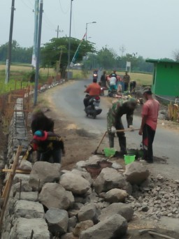 Meskipun Hari Minggu Tim Satgas TMMD Kebut Pengerjaan Sasaran Fisik