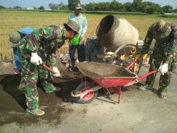 Sukseskan TMMD 109 Kodim Sidoarjo, Warga Kompak Kerja Bersama TNI