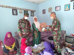 Selain sasaran fisik, TNI anggota Satgas TMMD bagikan Al Quran