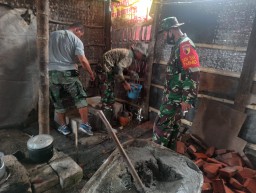 Jaga Pola Hidup Sehat, Satgas TMMD Bangun Jamban warga