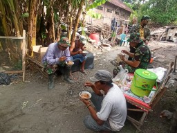 Jalin Keakraban Warga dan Satgas TMMD Makan Bersama