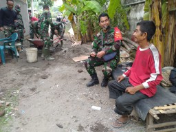 Danramil 0816 /12 Prambon Pantau Sasaran Dan Komsos Dengan Satgas TMMD