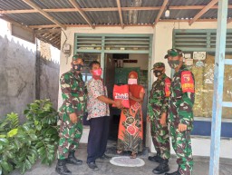 Bantuan Paket Sembako Dari Kodim 0816 Sidoarjo Pada Warga