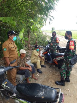 Pelda Jefri tetap jalin sailahturahmi dengan warga TMMD Kedungkembar