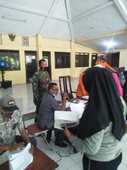 Babinsa Koramil0816/10 Balongbendo Dampingi Pembagian Bansos