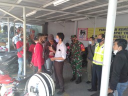 KORAMIL 0816/16 WARU PENGAMANAN AKSI UNJUK RASA DI SUPERINDO MALL