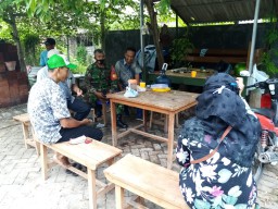 Babinsa Koramil 0816/12 Prambon laksanakan Komsos dengan Tomas