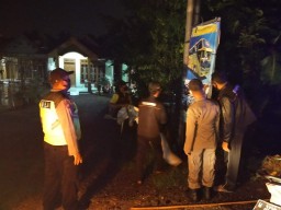 Anggota Ramil 0816/07 Krembung Laksanakan PAM Penertiban APK Pilkada