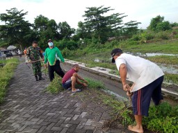Babinsa Koramil 0816/13 Wonoayu Melaksanakan Kegiatan Karya Bakti