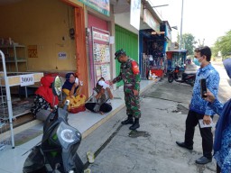 Cegah Penyebaran Covid-19,Danramil 0816/11 Tarik Bagikan Masker Gratis
