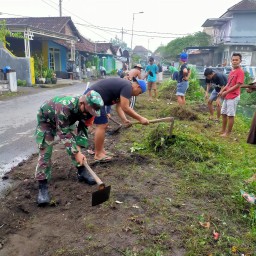 Karya Bhakti Mempererat Hubungan Babinsa Dengan Masyarakat.