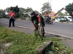 Danramil 0816/06 Tanggaulangin Dengan Unsur Forkopimka karya bakti