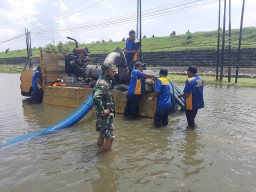 Danramil 0816/04 porong turun ke jalan mengecek genangan air di jalan