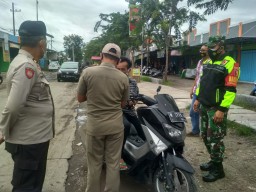 Sanksi Tegas Pelanggar Prokes, Tim Gabungan Kec. Tarik Berikan Tindaka