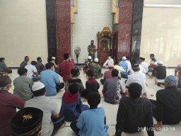 DANRAMIL 0816/16 WARU MELAKSANAKAN SHOLAT JUMAT BERSAMA