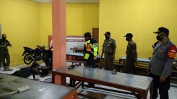 Anggota Koramil 0816/13 melaksanakan penegakan disiplin Prokes