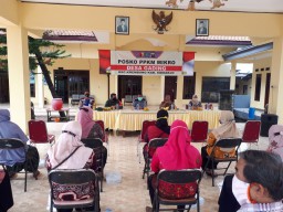 Babinsa Koramil 0816/07 Krembung Sosialisasi PPKM Mikro Dan Stracing