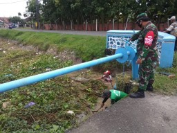 Pelda A Rofiq dan UPTD Wilayah Krembung Laksanakan Pembersihan Sungai