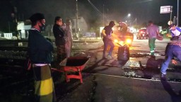 Babinsa Koramil 0816/05 Tulangan Dampingi Dinas PU Perbaiki Jalan di