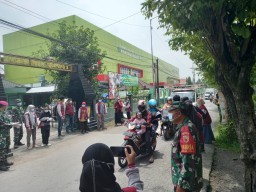 Anggota Koramil 03 Buduran dan mahasiswa Umsida bagikan masker