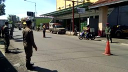 Babinsa Ramil 07 laksanakan ops Protkes PPKM Mikro di Kec. Krembung