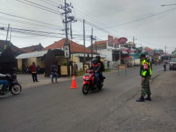 Babinsa Tulangan Bersinergi dan Polri/Satpol PP Gelar Operasi Yustisi