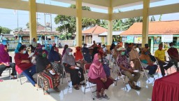 Babinsa Koramil 0816/13 Wonoayu Mendampingi Penyaluran BLT Dana Desa