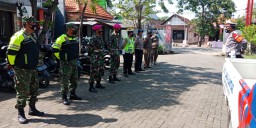 Babinsa Koramil 0816/06 Tanggulngin Melaksanakan Giat Ops Yustisi