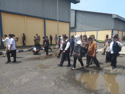 Babinsa Koramil 0816/03 Buduran dampingi gubenur jawa timur di Bulog