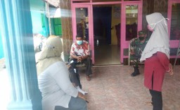 Babinsa Ganggang Panjang Dampingi Petugas Medis Tracing Warga