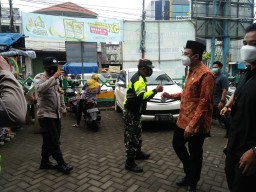 Babinsa Serma Ach. Saifi dampingi Bupati Sidoarjo dan rombongan samban
