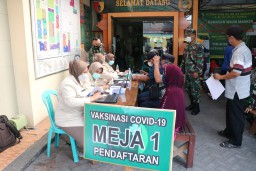 Anggota Kodim 0816/Sidoarjo dampingi lansia untuk melaksanakan vaksin