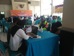 BABINSA KEDUNG REJO, KORAMIL 16 WARU PANTAU VAKSINASI COVID-19