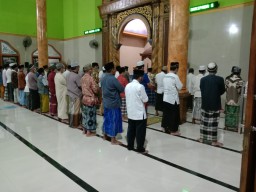 Danramil 0816/07 Krembung dan Forkompimka laksanakan Safari Tarawih