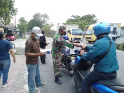 Babinsa Koramil 0816/13 Wonoayu dampingi Bagi Takjil Dan Himbau Prokes