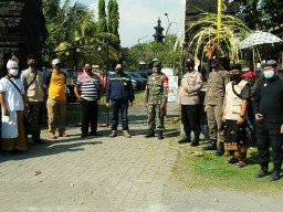 Serka I Nengah Medal medlaksanakan Persembahyangan Hari Raya Kuningan