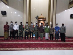 Danramil 7 Krembung dan Forkopimka laksanakan Safari Tarawih Ds. Waung