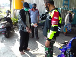 Babinsa Ramil Porong bersinergi galakkan ops yustisi jelang hari raya