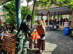 ANGGOTA BABINSA 13 WONOAYU LAKSANAKAN PENDAMPINGAN PENYERAHAN SEMBAKO