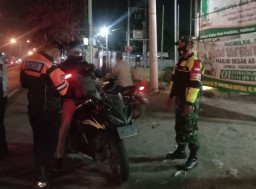 Petugas Kec Porong laksanakan penyekatan guna tekan penyebaran Covid19