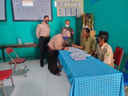 Babinsa 0816/13 dan Bhabinkamtibmas Dampingi Pembagian BLT Dana Desa
