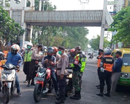 Anggota Koramil Tarik dan Tim Gabungan Laksanakan Penyekatan Di Pospam