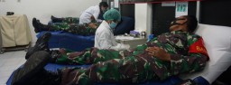 Sambut HUT ke-75 Pomad, Anggota Koramil Tulangan ikuti donor darah