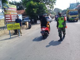 Anggota Koramil 05/Tulangan Laksanakan operasi Yustisi prokes Covid-19