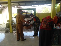 PEDULI BALITA SEHAT, BABINSA DS KEBARON DAMPINGI PELAYANAN POSYANDU