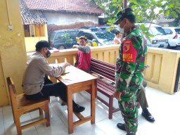 Babinsa Koramil 0816/05 Tulangan lakukan Operasi Yustisi