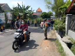 BABINSA PEPELEGI LAKSANAKAN PEMANTAUAN DAN PENGAMANAN PERBAIKAN JALAN
