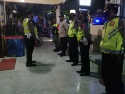 Babinsa Koramil 0816/09 Krian dalam kegiatan Ops yustisi malam hari