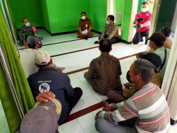 Babinsa dan Bhabinkamtip Desa Prasung mendampingi Audensi Calon Kades